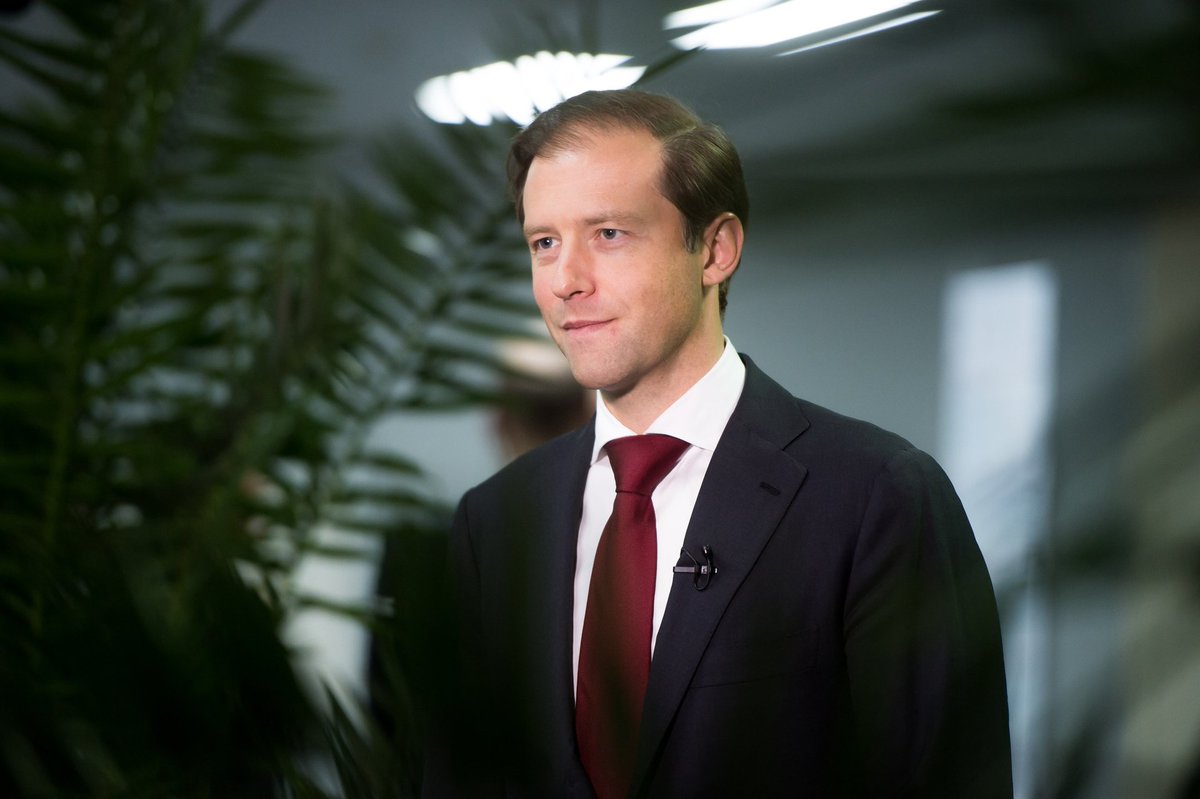 мотивация к переменам в жизни. и т д выбирая новый. продавец оптики. абрахам маслоу потребности. выбирает очки.