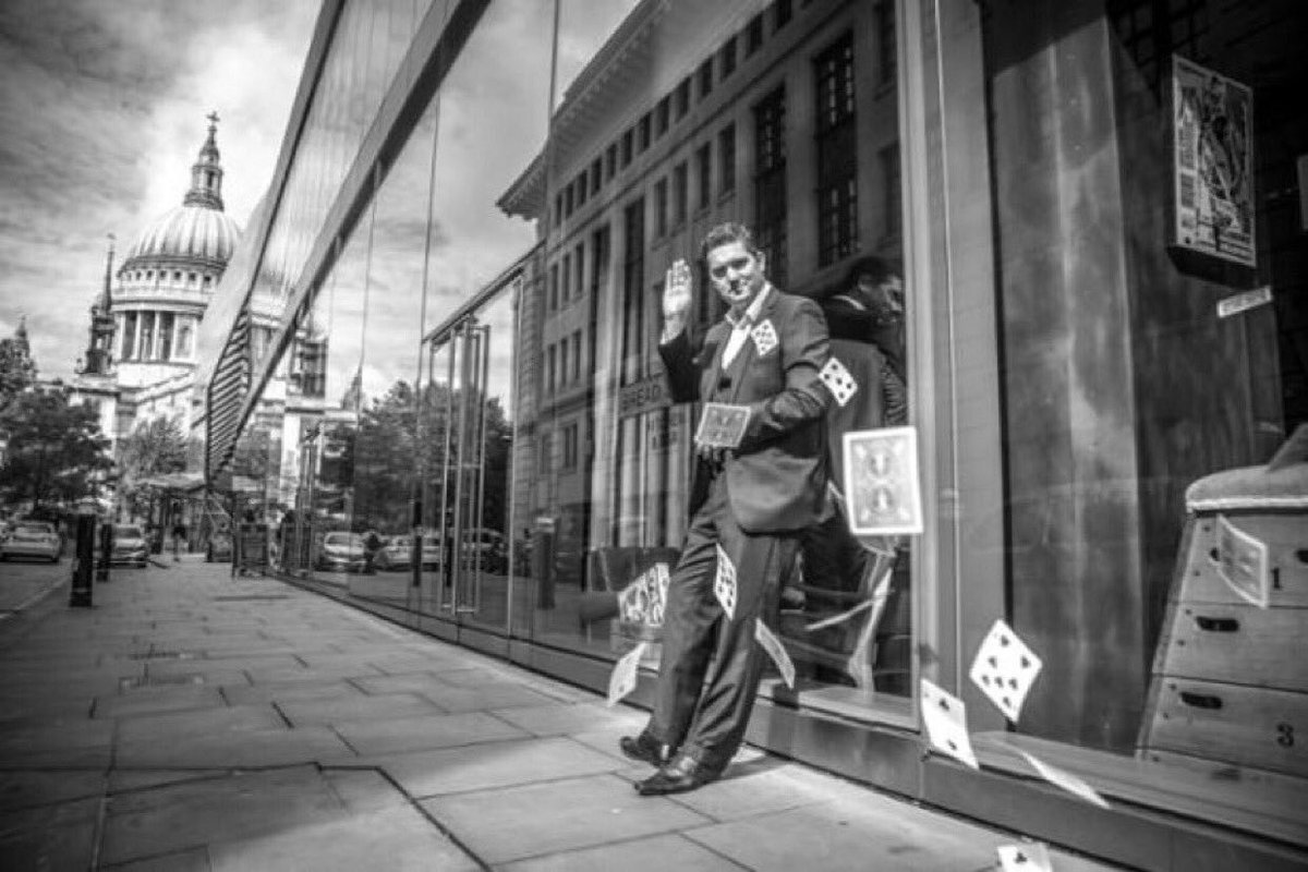 Michaeljfitch's tweet photo. It's no ordinary Sunday afternoon @breadstkitchen there is MAGIC in the air!! #magicsundays #seeingisbelieving https://t.co/8ayRCtQYDu