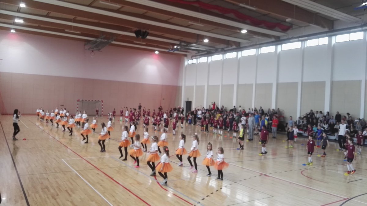 FundacjaOFRS's tweet photo. Właśnie trwa wspólna rozgrzewka przed meczami piłkarskimi! Sportowe Mikołajki z #OFRS 🎅💪 https://t.co/z7DgZDo5CP