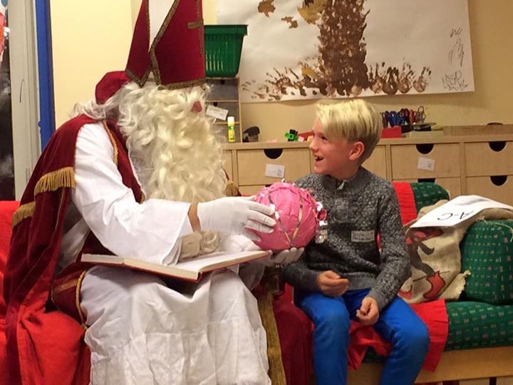 Storytelling and singing to kids as my alter ego St Nicholas. In 2017 no longer a capella thx to #JustinGuitarXmas