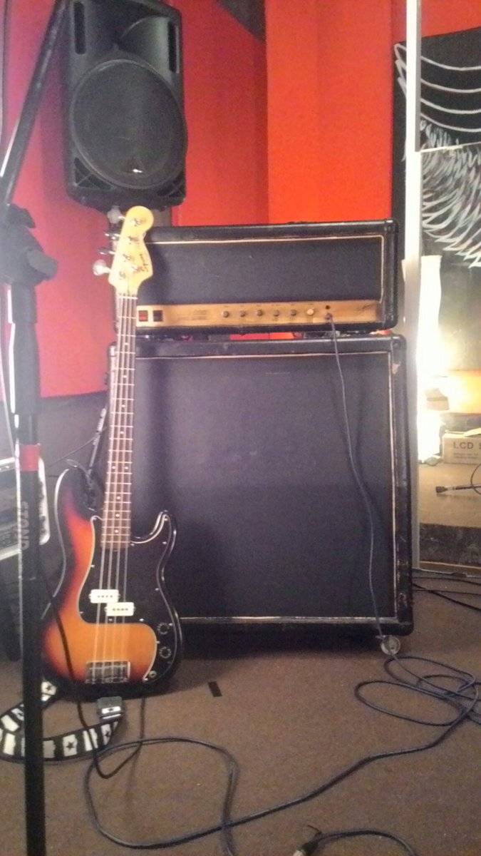 SultanMelakaXZ's tweet photo. #Paduka #squier #bassist #Halo https://t.co/pproRBmM4h