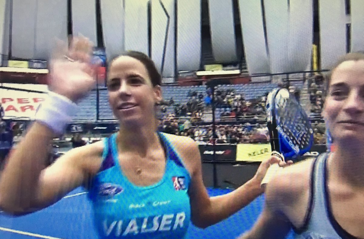 PADELABSOLUTE's tweet photo. [CAMPEONAS] #WPTEuskadiOpen @Ayto_SS Séptimo título #wpt2016 para las número 1 @AleeeeSalazar y @@martamarreromar ¡Enhorabuena! https://t.co/gBk71NGk0H