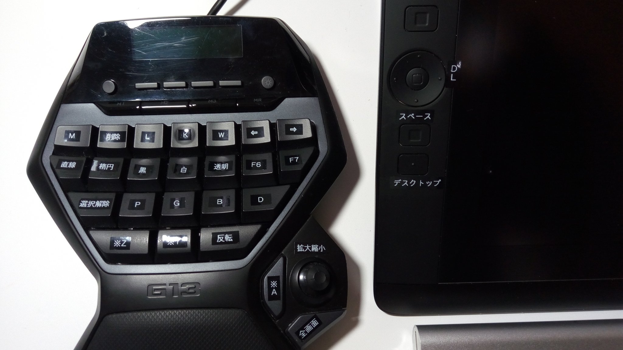 月ヶ瀬ゆりの 新連載始まりました 左手用デバイスと液タブにショートカットキーのシールを貼りました これでわかりやすくなった T Co Xbvl06na1p Twitter