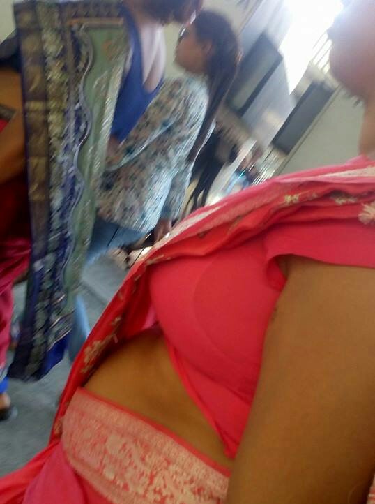 zK2qPSeAjBRA02j's tweet photo. Close up ...Hot Bhabhi...Sexy side boob...voyeur.. https://t.co/WZvr2sb8g2