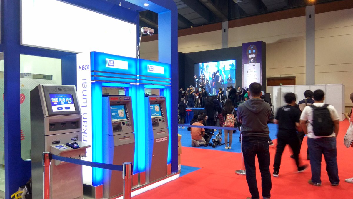 XpresiBCA's tweet photo. Mau jajan, tapi gak bawa cash? Tenang, di pop up myBCA #CCM2016 ada ATM kok! :) https://t.co/uFOR3ocIPS
