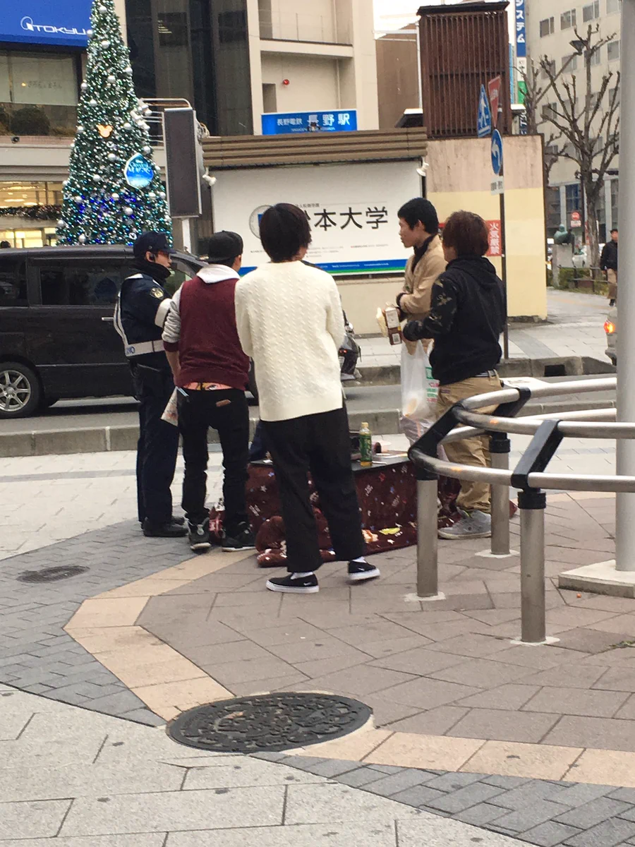 路上でコタツに鍋ってｗそりゃ警察に注意されるわｗｗｗ
