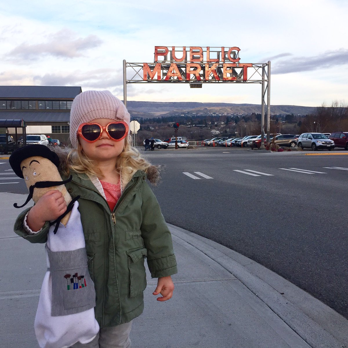 bread_tweets's tweet photo. ✔️hat
✔️shades
✔️talking,painting bread
#jacquesinasmock #charliebear #explore #wa #wenatchee #kidsbooks #saturday #publicmarket https://t.co/NOd2xxJp3T