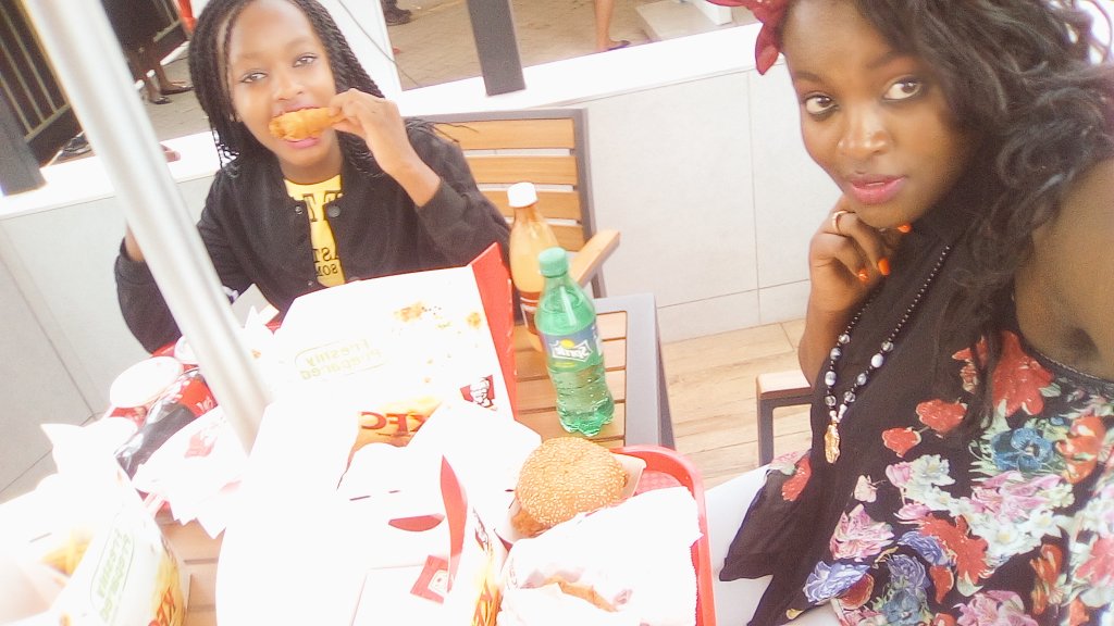 BossBreeee's tweet photo. Kuku mode @KFC nakuru https://t.co/I4e5lfyRnW