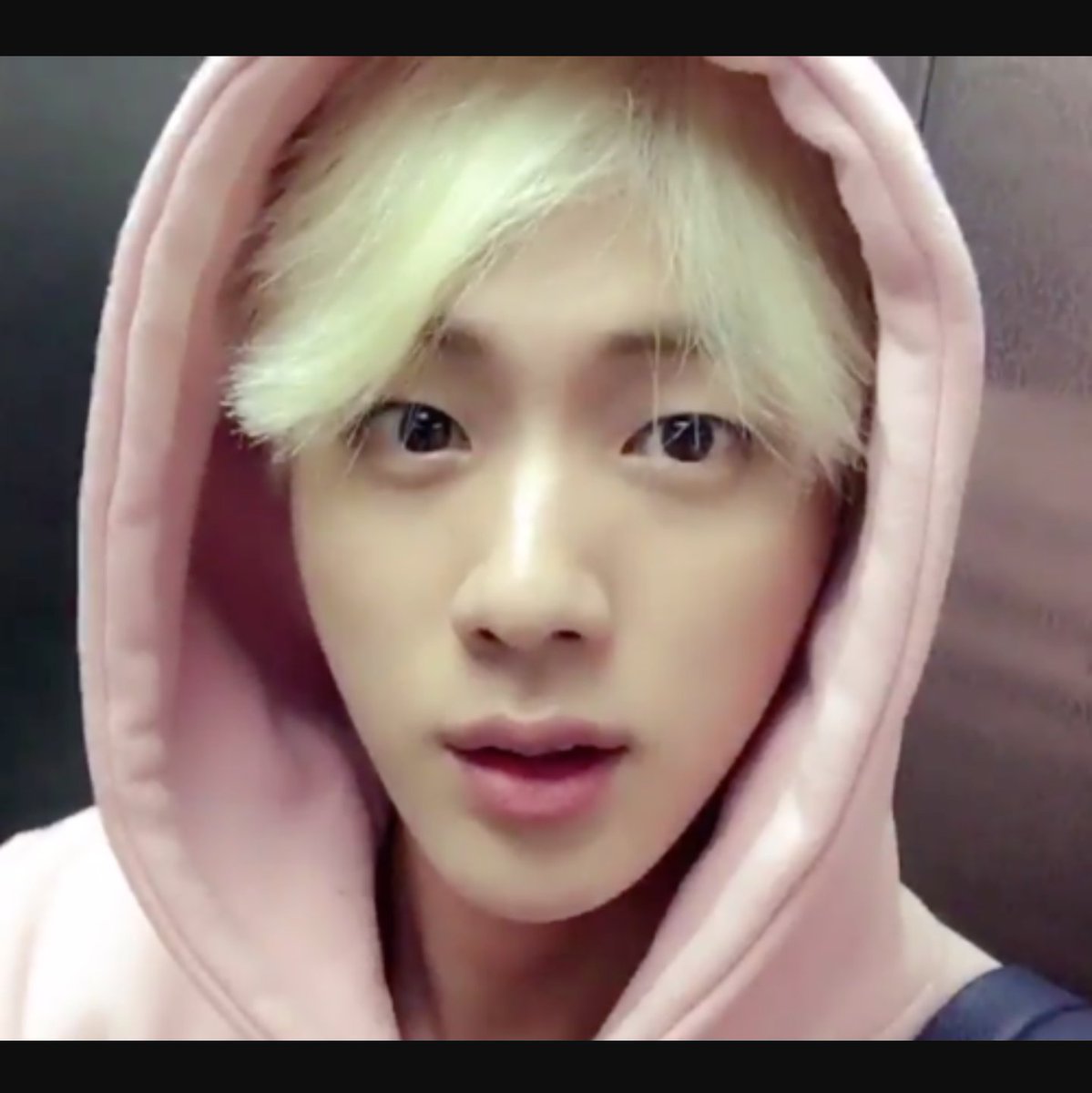 JUICYJIN92's tweet photo. #HAPPYJINDAY #AwakeWithJIN #25reasonsiluvJIN #princessjin #princessjinday
17. His favorite color is pink & his nickname is Princess Jin https://t.co/XoGllPtnh2