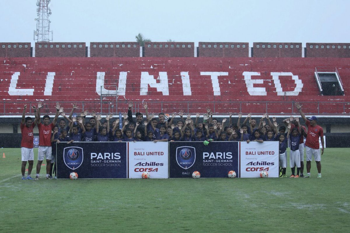 Keceriaan anak-anak peserta klinik pelatihan #PSGAcademy di markas <a href="/BaliUtd/">Bali United FC</a> Stadion I Wayan Dipta, Gianyar, Minggu (4/12). <a href="/Achilles_Radial/">Achilles Radial</a>