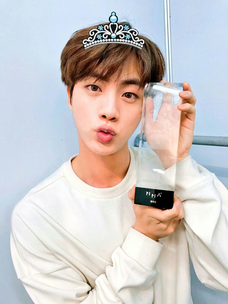 Riseof_JIN's tweet photo. Jin is always ready for a photo, the members are no match for him
Awake makes cry every single time😭
#HAPPYJINDAY #princessjinday @BTS_twt https://t.co/dHVUQWYEaY
