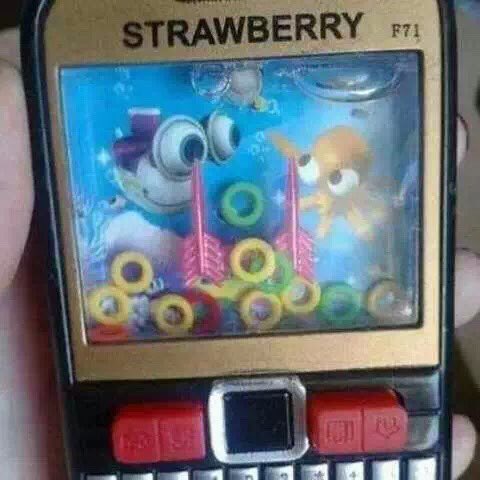 iSuperBoyy's tweet photo. Budak zaman sekarang baru umur 6 tahun dah pakai iphone . aku masa umur nak tahun dapat pakai hp ni https://t.co/t4FMGU8Zx0