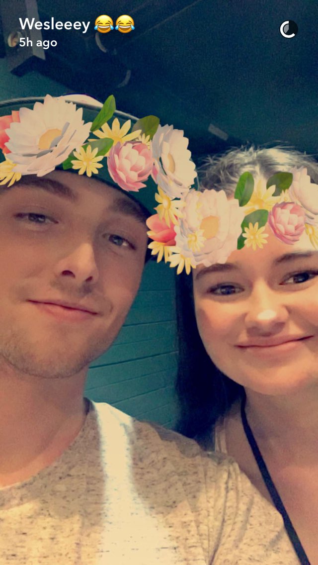 WTStrombergPH's tweet photo. Wesley with fans last night

👻wessnappinchats https://t.co/tplLHuJavD