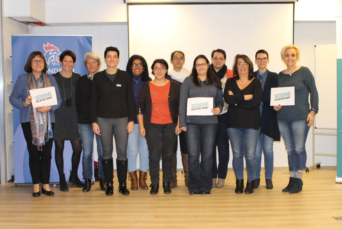 s_renouf's tweet photo. Les dirigeantes de la @ffhandball accompagnées de leur marraine @Charlotte_G_F #sexismepasnotregenre #feminisationHB https://t.co/DfALOlhldX