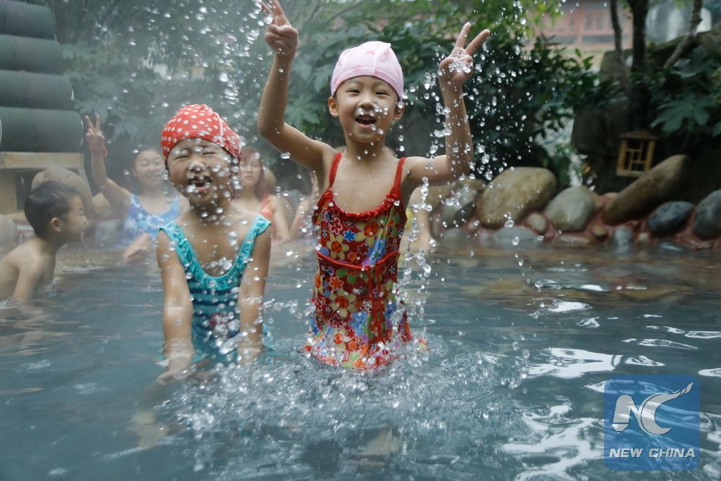 XHNews's tweet photo. Get warm in hot spring on cold winter days in China https://t.co/oN0ik30KwQ