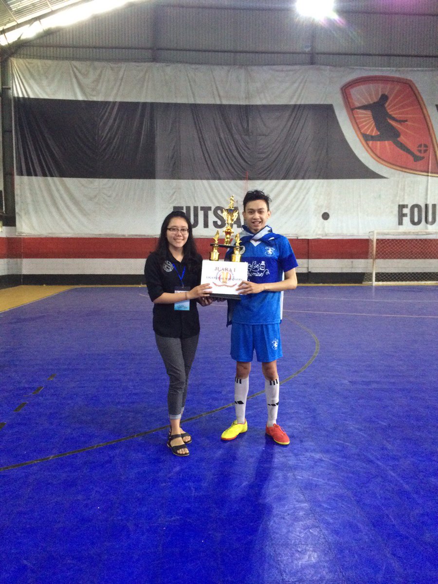 Sang kapten sekaligus Ketua Viking Maranatha sedang menerima piala :)) #JUARAdeui #MakeManah