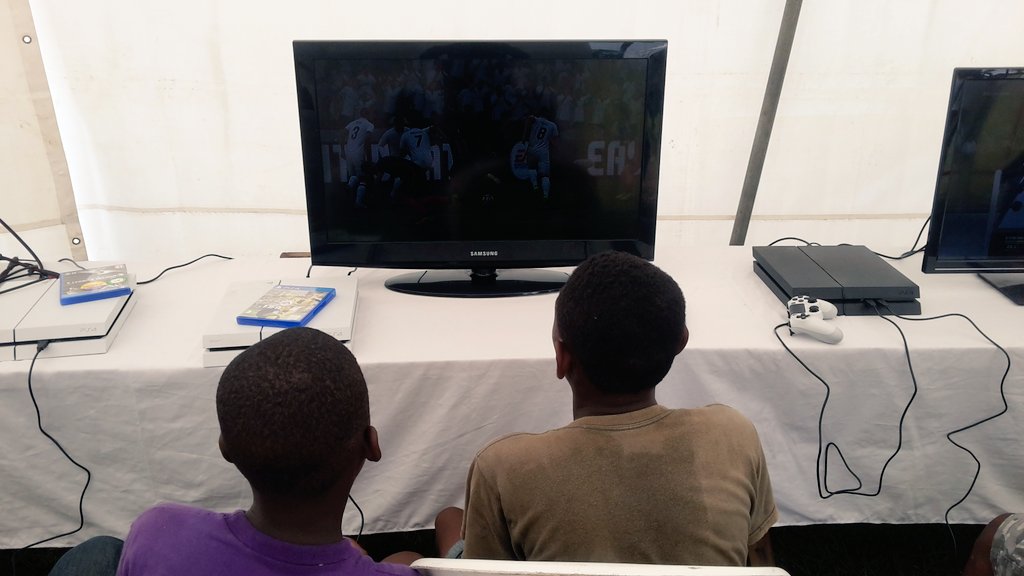 speabidjan's tweet photo. Les gamers sont en place et n'attendent plus que vous pour relever le défi. Rejoignez-nous à la salle des jeux du salon. #SPE2016 https://t.co/d8OY6kmbvW
