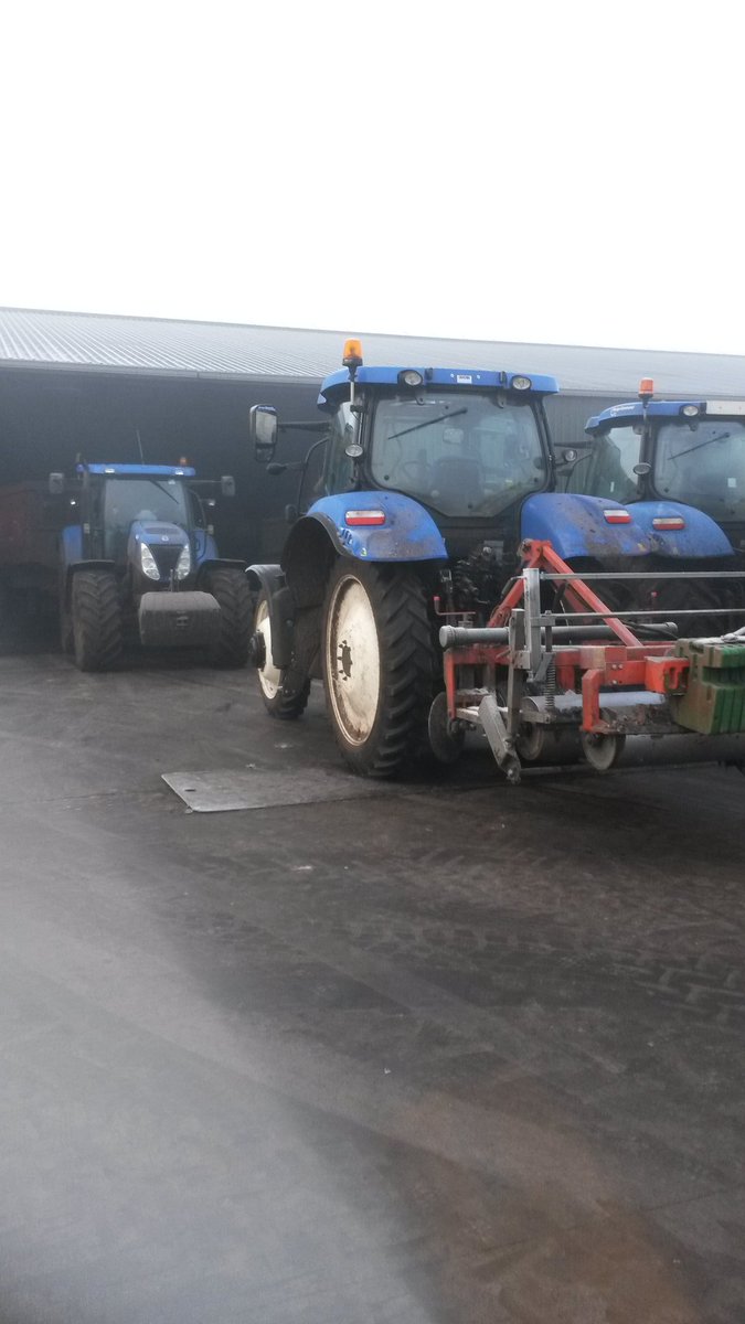 MtsJoling's tweet photo. Na 75 uur constant. Even pauze😊 #lelieteelt #westerveld #Drenthe  vooraadje gemaakt en nu hopen dat het morgenvroeg nog gaat... #vorst https://t.co/BWNCuhmYE5