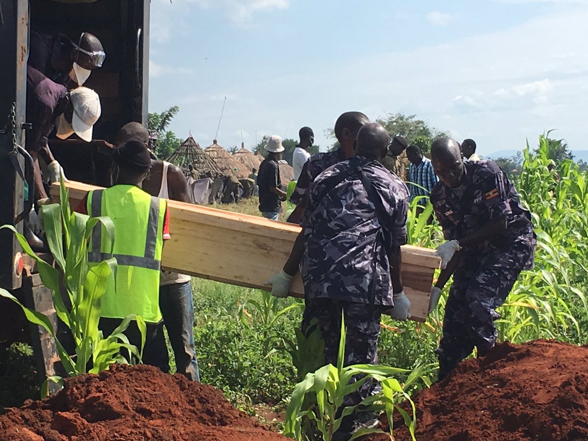 ntvuganda's tweet photo. Burial of 52 unclaimed bodies from the #KaseseClashes underway [Photos: @Snduhukire] https://t.co/Q1yJAy1RrH