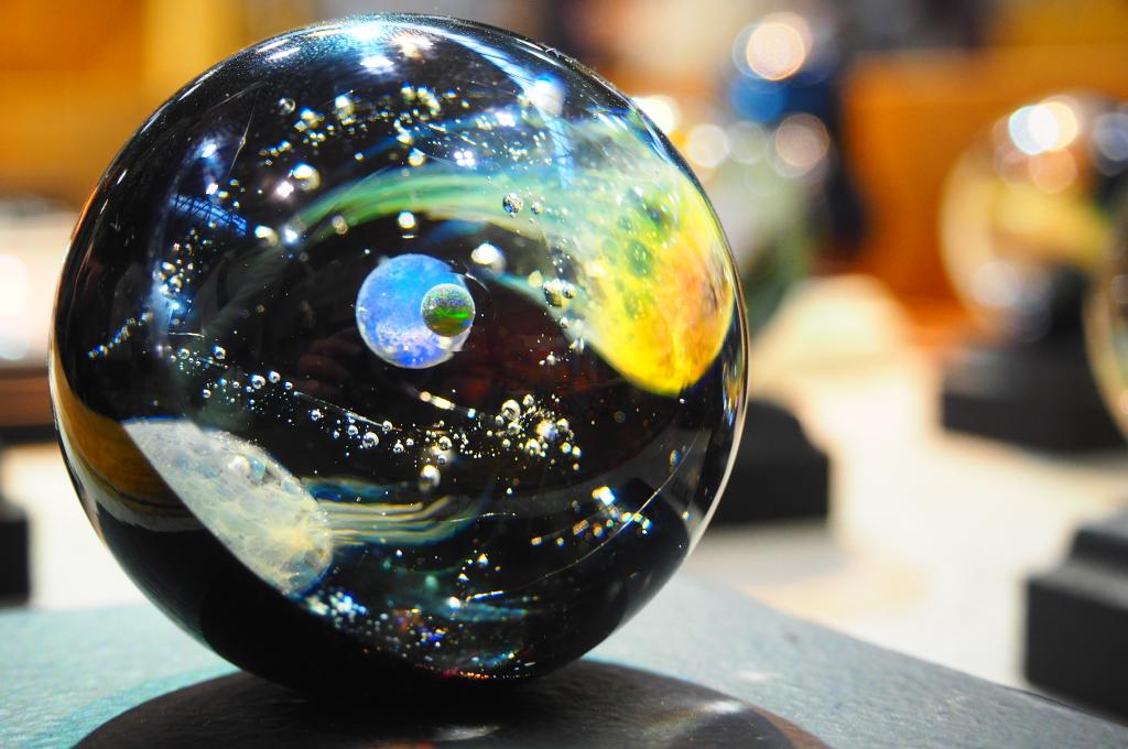 tengajuto's tweet photo. 宇宙とクラゲをモチーフにしたかCALM GLASS 中條さんの作品。この方の作品は色々なガラスの作家さんのなかでも一際アーティスティック。独創性の非常に高い作品を発表されています。#calmglass https://t.co/6uJKvWYRuY