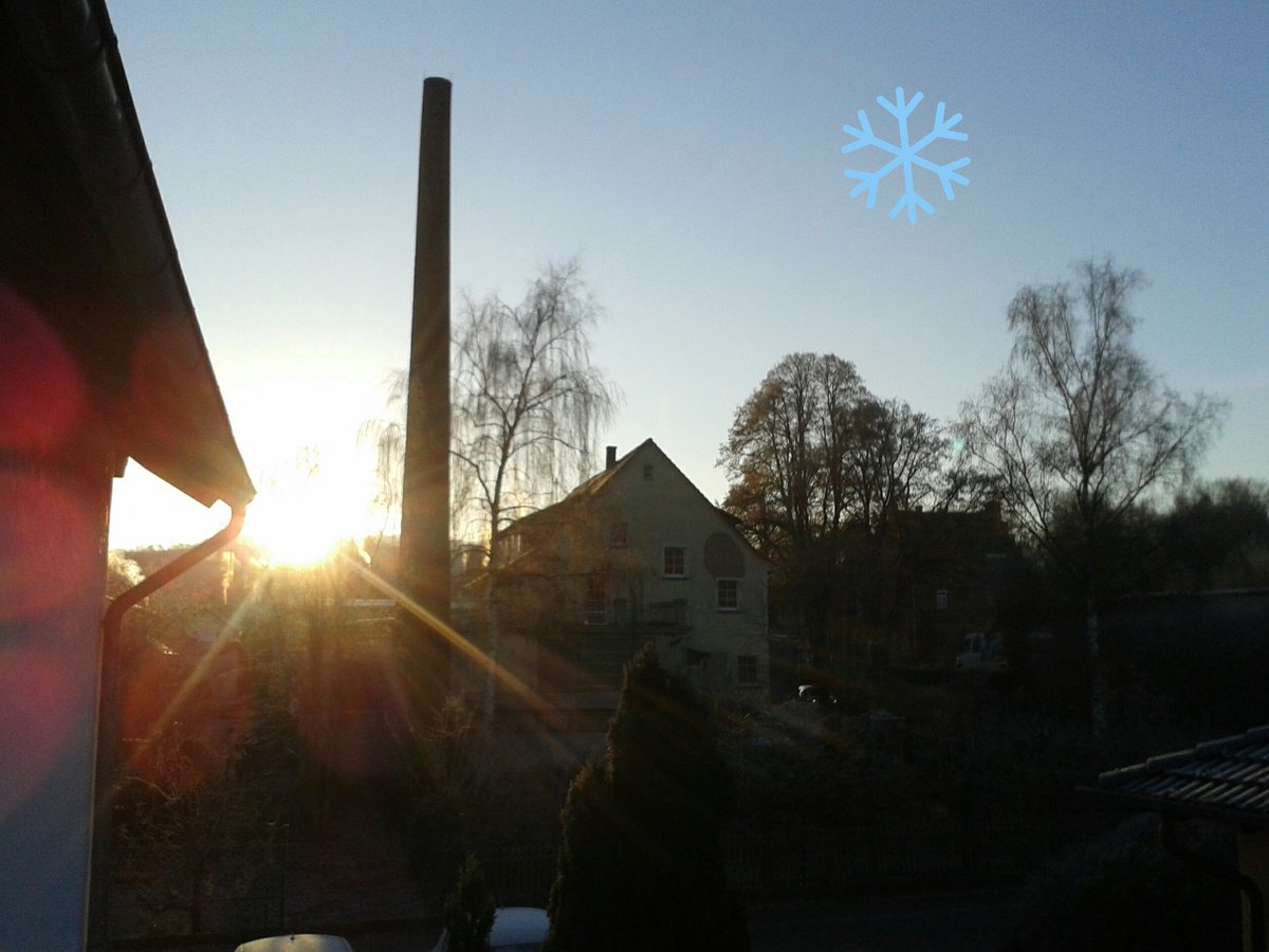 CriLau72's tweet photo. Ein sonniger Start in den zweiten #Advent - aber es ist a....ffigkalt. #Knackige minus 6 Grad.
Schönen #Sonntag allerseits! https://t.co/9trmpe3mwv