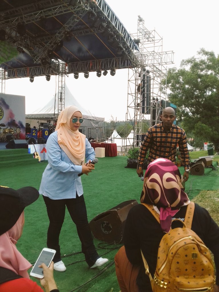 ROTF16's tweet photo. Mmg best dgr @REALFAFAU di pentas #ROTF #MAHA2016 sekarang... https://t.co/Rwd0TbKrta