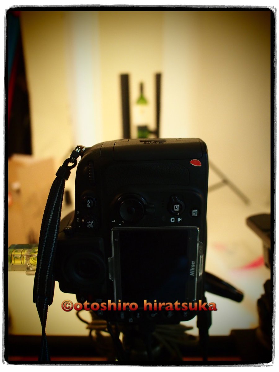 uzurachan16's tweet photo. ボトル撮影。いつも同じライティング、明るさ、反射、写りが同じになるためにテストボトルを撮影する。特にワインの場合は赤、白でボトルの透明度、色が異なるのでバックライトを入れ忠実に再現、反射を作るのがプロの技。
スタジオ撮影、ストロボ撮影は難しく奥が深い。 https://t.co/NqZp318uM7