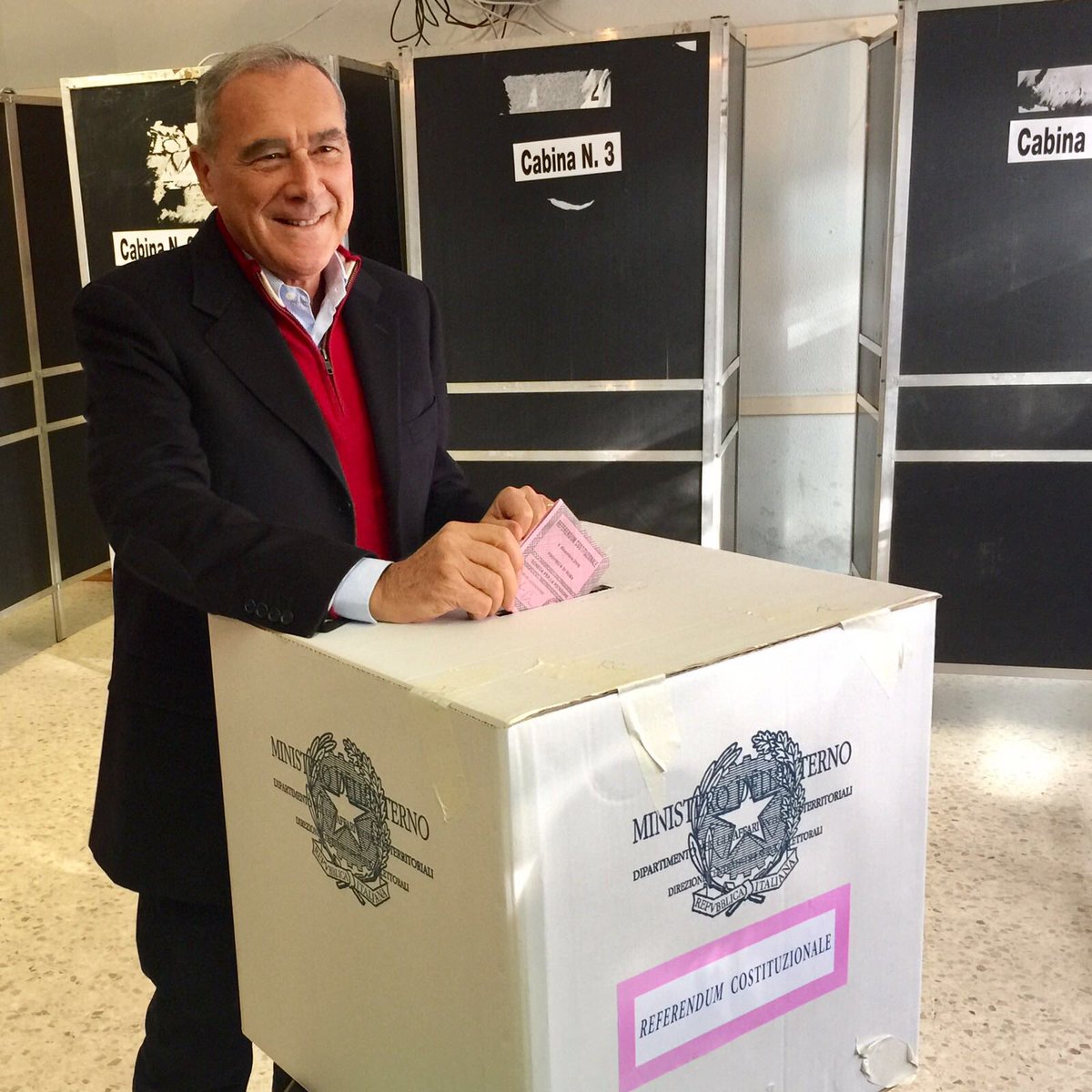 PietroGrasso's tweet photo. La sovranità appartiene al popolo. Chi vota decide, chi non vota lascia decidere gli altri! #referendumcostituzionale https://t.co/zsVXYkEwr5