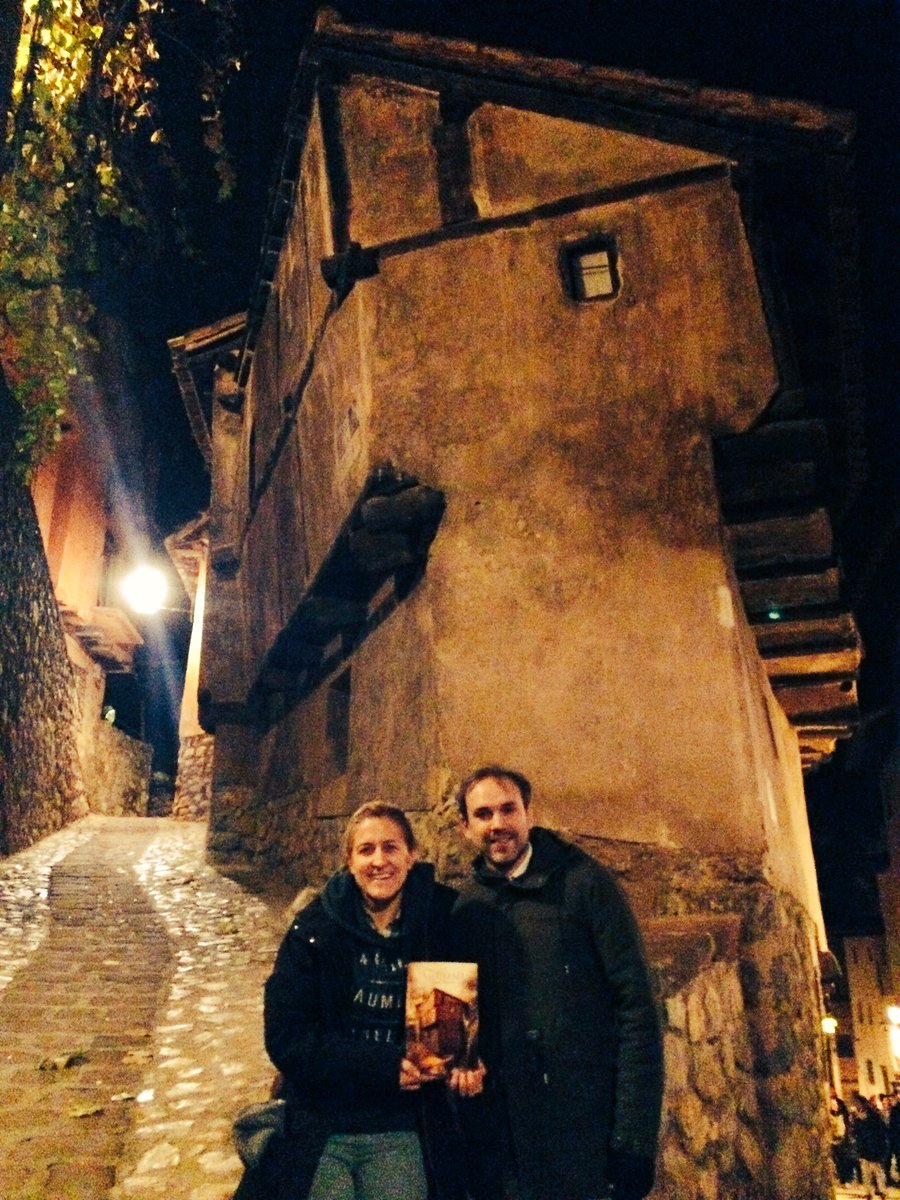 Y después de la presentación, paseo por #Albarracín. ¡Esta foto teníamos que hacerla!