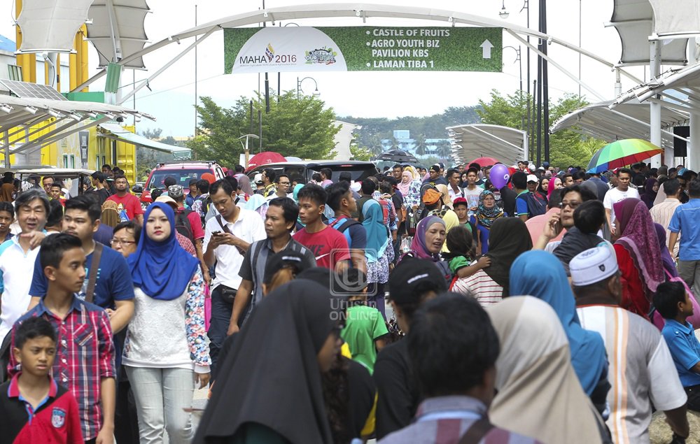 UMonline's tweet photo. Pengunjung MAHA meningkat hampir 2 juta hari ini https://t.co/soTjMr5aF8 #utusanmalaysia #utusanonline #Maha2016 https://t.co/l6sWdEpwl7
