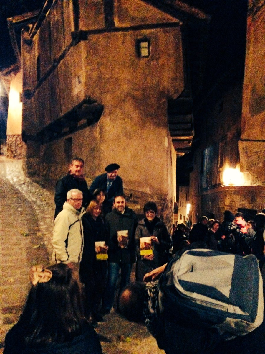 Esto es lo que pasa cuando los lectores de #Laciudad se cruzan con <a href="/luiszueco/">🏰 Luis Zueco 📚</a> ante #LaJulianeta...
#Albarracín