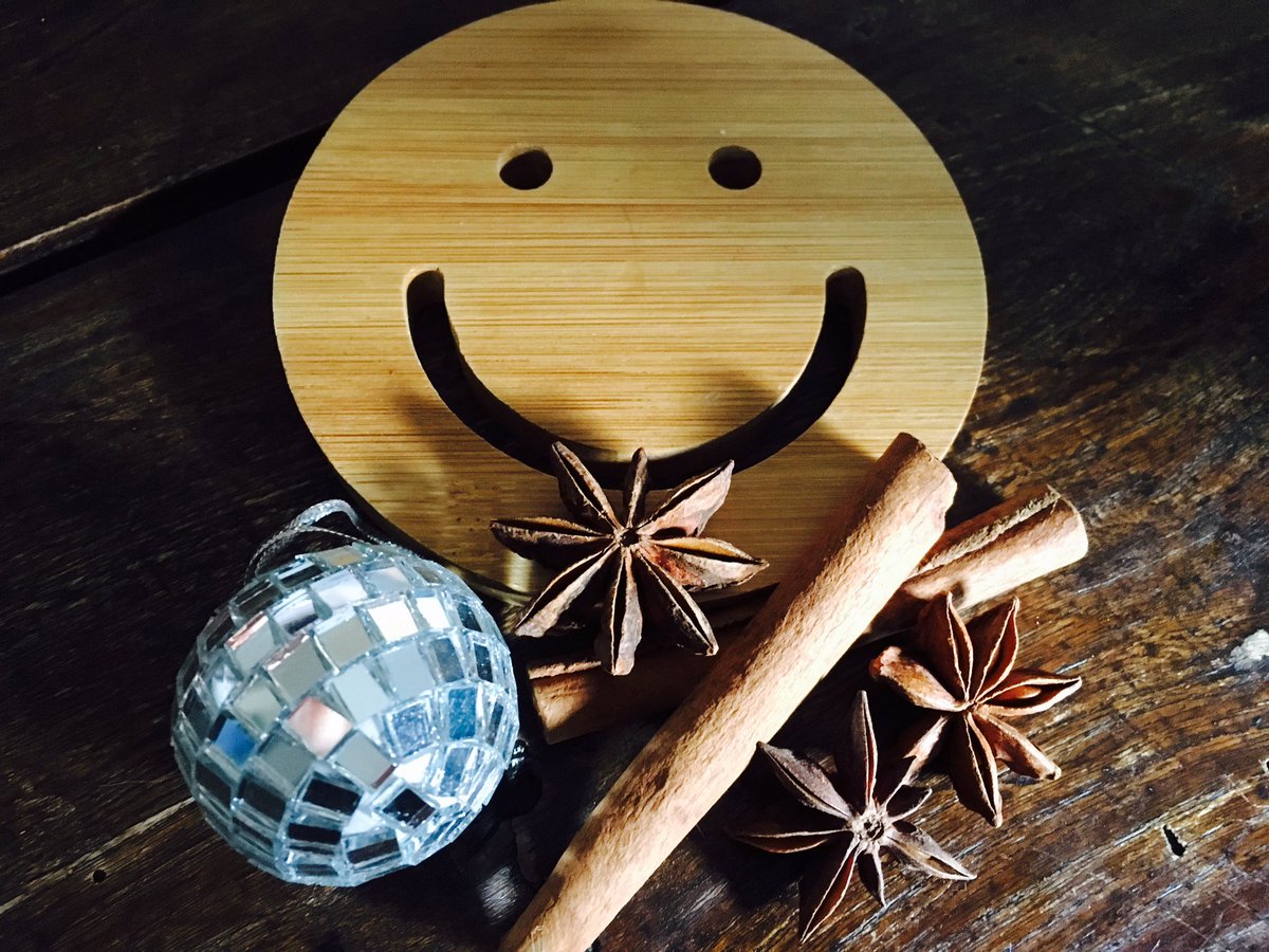 EK_Hrvatska's tweet photo. #nedjelja - uz topao čaj ili kavicu želimo vam miran #prosinac bez žurbe i stresa 😉 🎄❄️🎁🎭🎷🌠 https://t.co/tD2d6yxfaa