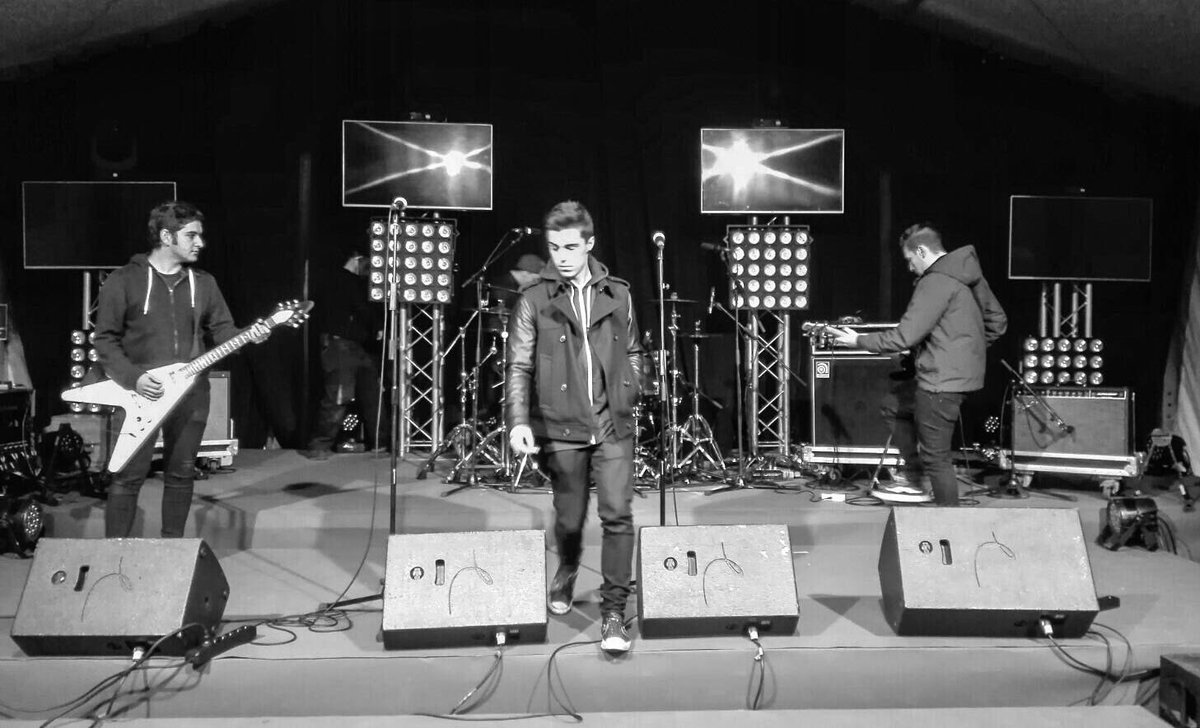 Dena prest <a href="/durangokoazoka/">Durangoko Azoka</a> n (<a href="/ahotsenea/">ahotsenea</a> )! 11:00tan gure "Sustrairik dagoen bitartean..." diska berria aurkeztuko dugu! \m/