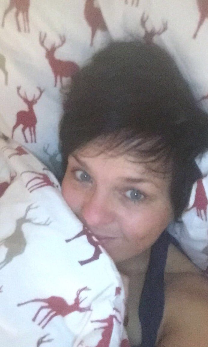 EaglesDebbie's tweet photo. Best nights sleep 😴 #Christmascovers #snugasabug #socozy https://t.co/BlFityLzzN