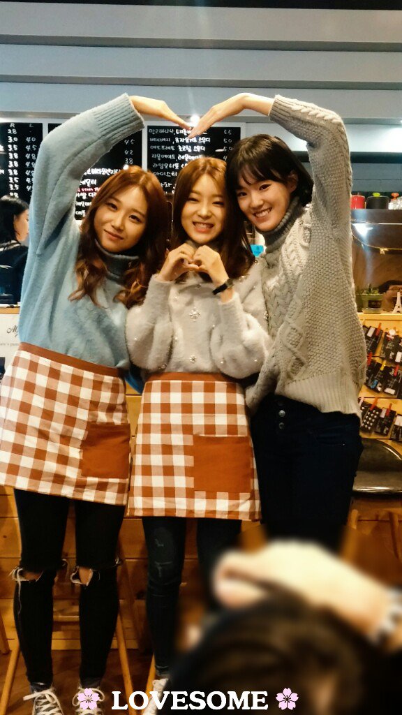 LOVESOME_com's tweet photo. 161203 씨앗카페 1일 찻집 
@SEEART_official 끄앙 눈호강한다😆 세명 다 넘 이뻐,, 반칙이야 너네ㅠ_ㅠ
#조아 #초현 #예은 https://t.co/Vh0FC6Bum4