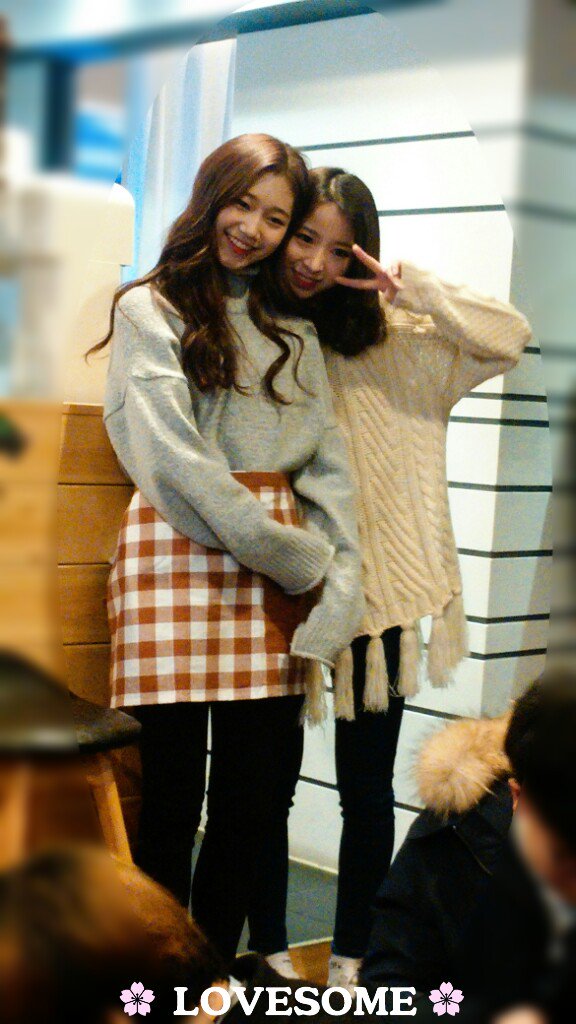 LOVESOME_com's tweet photo. 161203 씨앗카페 1일 찻집
@SEEART_official 세은아~ 막내 담이 넘 이뻐해주는거 아���~? 질투나 흥흥!! 그치만 둘이 잘어울리는거 인정😀😀
#혜담 #세은 #씨앗 https://t.co/CvAKdyFClx