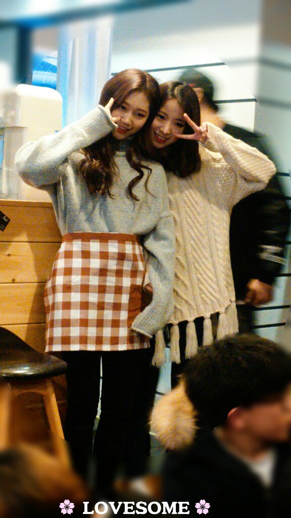 LOVESOME_com's tweet photo. 161203 씨앗카페 1일 찻집
@SEEART_official 세은아~ 막내 담이 넘 이뻐해주는거 아���~? 질투나 흥흥!! 그치만 둘이 잘어울리는거 인정😀😀
#혜담 #세은 #씨앗 https://t.co/CvAKdyFClx