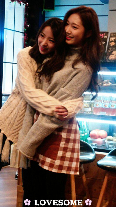 LOVESOME_com's tweet photo. 161203 씨앗카페 1일 찻집
@SEEART_official 세은아~ 막내 담이 넘 이뻐해주는거 아���~? 질투나 흥흥!! 그치만 둘이 잘어울리는거 인정😀😀
#혜담 #세은 #씨앗 https://t.co/CvAKdyFClx