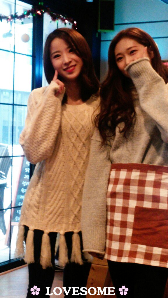 LOVESOME_com's tweet photo. 161203 씨앗카페 1일 찻집
@SEEART_official 세은아~ 막내 담이 넘 이뻐해주는거 아���~? 질투나 흥흥!! 그치만 둘이 잘어울리는거 인정😀😀
#혜담 #세은 #씨앗 https://t.co/CvAKdyFClx
