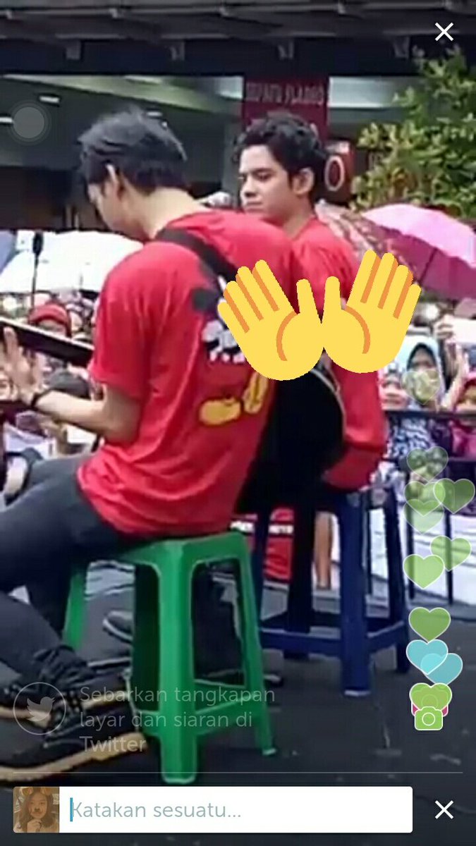 Dstr26's tweet photo. Salut ah Ali milih ikut2 ujan2an gr2 Alicious disana pada keujanan. Dia gak mau enak2an sendiri. Laff you Leey💕💕 @alysyarief https://t.co/GSfDTT9VaZ