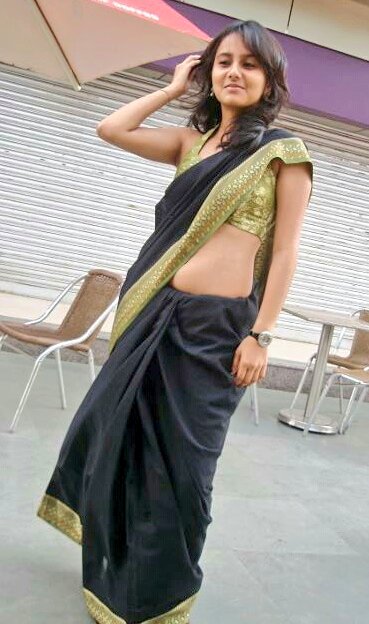 zK2qPSeAjBRA02j's tweet photo. Ethnic Babe..Exposing Side Boob and sexy waistline... https://t.co/zOsCCFV5KV