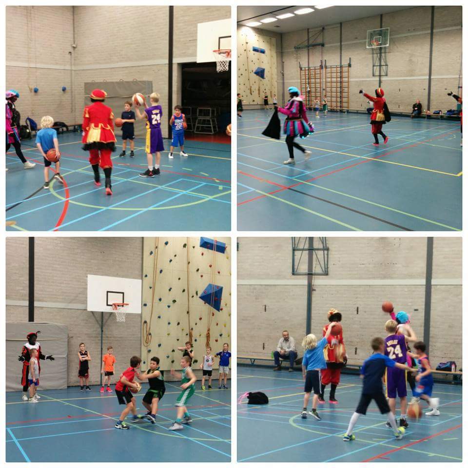 FlevoMusketiers's tweet photo. Gasten op de training u10. Zwarte Pieten delen pepernoten uit. Daarna werden ook de u12 en 14 nog even verrast. https://t.co/wQaS5jsXJ2