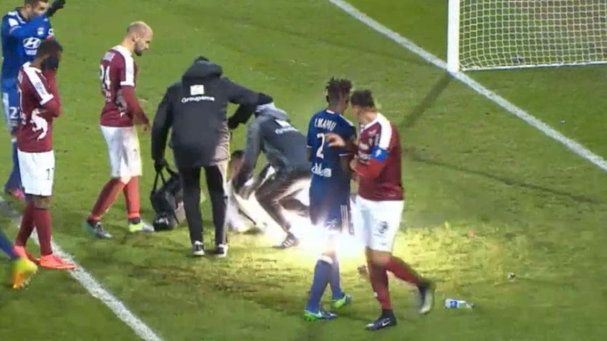 Knallkörper trifft Torwart – Spielabbruch to.welt.de/u39Vu4I