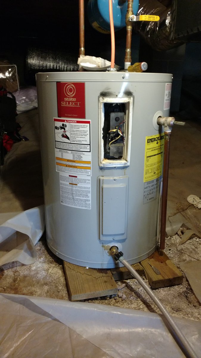 thegoodplumber's tweet photo. This electric water heater looks new, yet almost caught fire! An annual inspection of water heater components is highly recommended. https://t.co/55mTLYzBJM