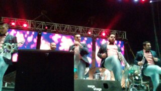 Yesmi43095428's tweet photo. Mi primer concierto #DeLoBuenoLoMejor👏 @tierrasagrada1 los amo💖 @cesarnavarroa💋 @ChulasdeNavarro https://t.co/pLc4F6A7LU