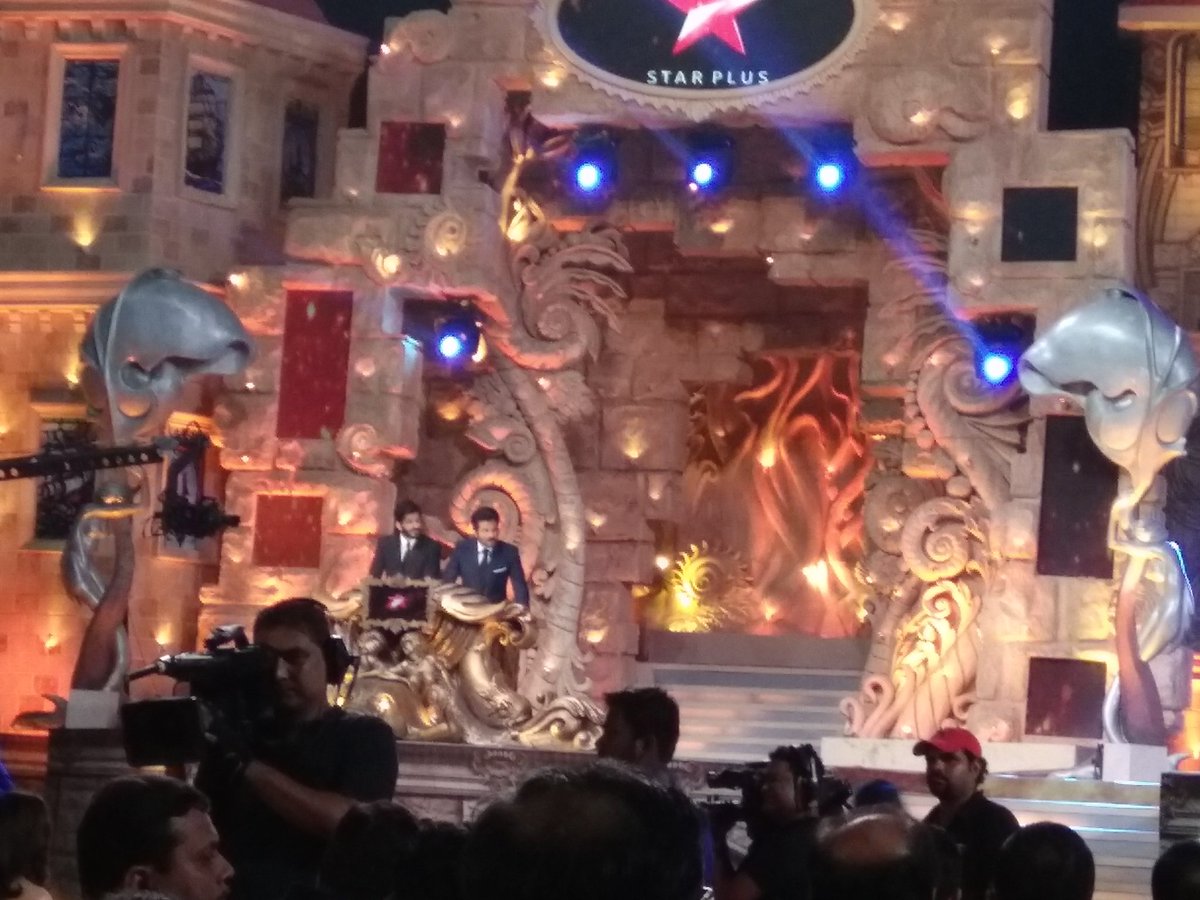 TeamHKOfficial's tweet photo. .@AnilKapoor presents the #BestDebutanteMale award to @HarshKapoor_! Such a proud and special moment! #ScreenAwards2016 https://t.co/q7BMkT3RKN