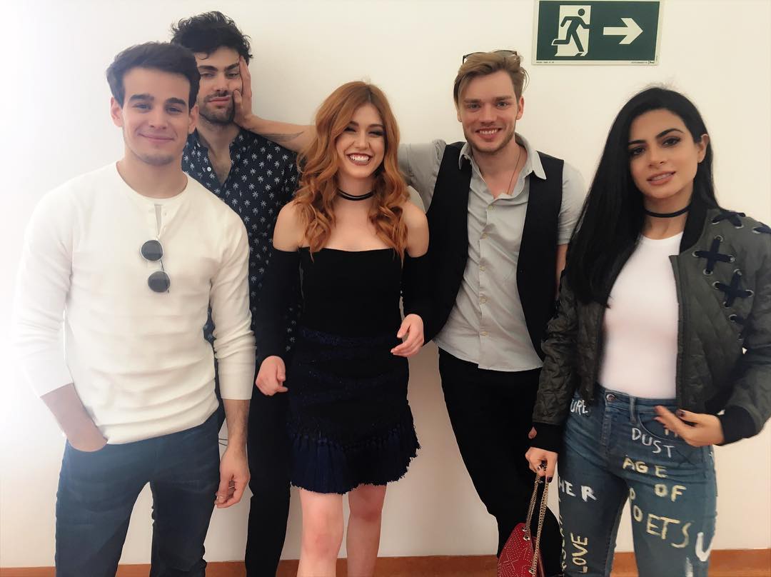 ShadowhuntersBR's tweet photo. Eles já estão lá!
#ShadowhuntersNACCXP
@Kat_McNamara @DomSherwood1 @arosende @MatthewDaddario @EmeraudeToubia https://t.co/Rqk7hwdgk4