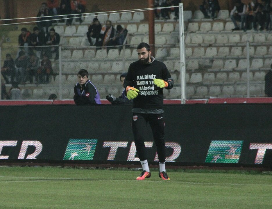 AdanasporResmi's tweet photo. #Adanaspor | Adanasporumuz, sahaya 'Kalbimiz Yangın Yeri #Aladağ #Forçachape' yazılı tişörtle çıktı! https://t.co/f6sYJlYbQ2
