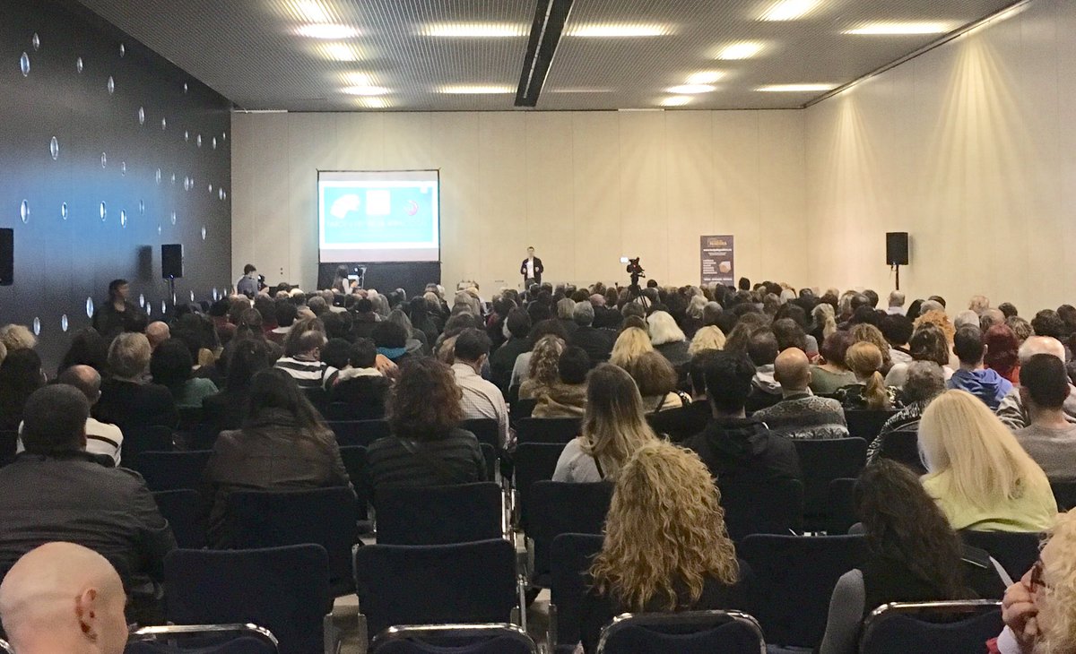 lauracano's tweet photo. El Tarot y la Ley de la Atracción de @DreamMentorD en @Magic_Fira #magic2016 https://t.co/pwUTCIMeV7