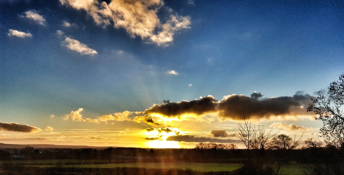 jot1983's tweet photo. Beautiful sunset tonight over Wilton @Scarborough_UK @Welcome2Yorks @YorksCoastRadio @IFYorkshire @Yorkshire_IP @NYMoorsCoast https://t.co/Ama7cKoCuF
